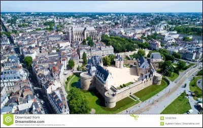 Dans quel département est située la ville de Nantes ?