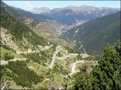 Parmi ces comportements, lequel est strictement interdit dans les rues andorranes et passible d'une peine d'emprisonnement ?