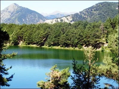 Quel est ce lac artificiel, créé par un barrage hydroélectrique, qui constitue un lieu de détente très apprécié des Andorrans et des touristes car il est le seul du pays à être accessible par une route asphaltée ?