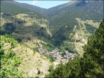 Quel est ce village espagnol très lié à Andorre car présentant la particularité de n'être accessible par la route qu'au départ de la Principauté ?