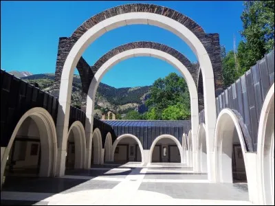 Quel est ce sanctuaire moderne, réalisation de l'architecte catalan Ricardo Bofill, qui constitue le principal centre religieux de la Principauté d'Andorre ?