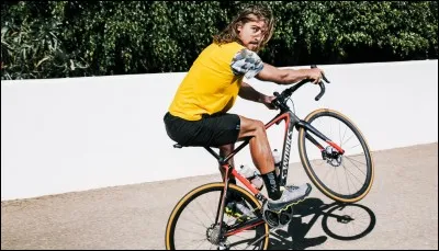 Quelle est la couleur de son maillot distinctif qu'il ramènera à Paris pour la septième fois sauf accident ?