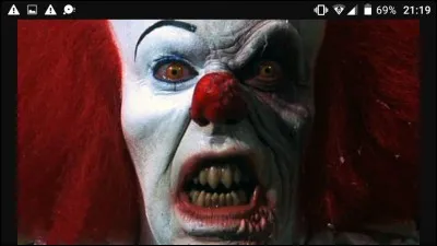 Qui tue le clown dans le film de 1990 ?