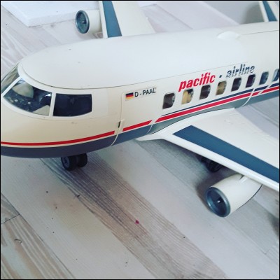 Quelle est la marque de ce jouet avion ?