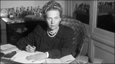 Romancière et également épouse de Louis Aragon, il s'agit d'… Triolet.