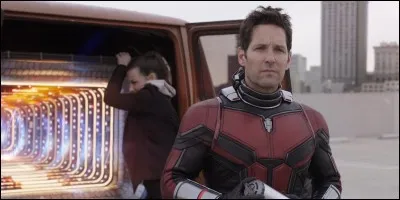 Quand Scott Lang revient à l'échelle normale, quel est le numéro du box à son nom où il est enfermé avec sa camionnette ?