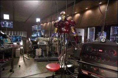 Parmi ces 4 voitures laquelle n'est pas dans l'atelier de Tony Stark ?