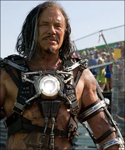 Sous quel nom Ivan Vanko s'infiltre-t-il au Grand Prix de Monaco ?