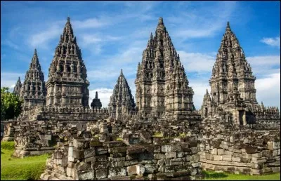 Enfin, nous découvrons un trésor de la culture indonésienne avec les temples hindous de Prambanan, c'est plus exactement un ensemble de 240 temples construits au IXe siècle, dans lesquels on peut voir des scènes de combat entre "le bien" et "le mal" : où sommes-nous ?