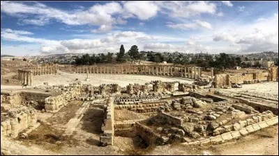 Bien qu'elle ne figure pas au patrimoine national de l'Unesco, vous prendrez plaisir à voir les vestiges de l'Arc de triomphe d'Hadrien, la place ovale entourée de colonnades de style ionique, la fontaine dédiée aux nymphes, et tant de beaux témoignages du passé : C'est la cité archéologique de Jérash :