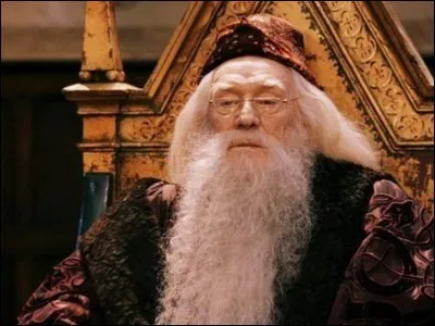 Quels sont les mots que prononce Dumbledore avant le banquet de d&eacute;but d'ann&eacute;e ?
