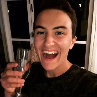 Par quel humoriste a-t-il été interviewé le 2 avril 2019 ?