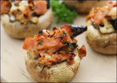 Sur la photo ce sont probablement des champignons de Paris qui illustrent la recette des champignons farcis. Mais quels champignons, qui leur ressemblent beaucoup, tant par leur goût que par leur apparence, peuvent les remplacer ?