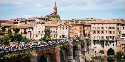 Résultat des courses, ils sont moins de 30 coureurs dans le groupe de tête pour le sprint final. Autant dire que le vent a joué un rôle très important. Qui remporte cette étape très nerveuse à Albi ?