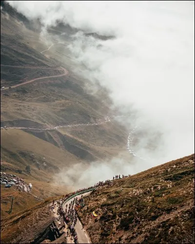 Nous sommes à la douzième étape. La première semaine est donc terminée et de nombreux leaders sont déjà très loin. Il va falloir combler ce retard et cela tombe très bien car nous entrons dans les Pyrénées. Cependant, les leaders se neutralisent sur cette première étape pyrénéenne et l'échappée se joue la gagne à Bagnères-de-Bigorre. Quel coureur remporte l'étape ?
