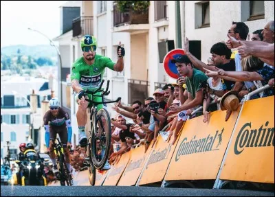 Le lendemain a lieu l'unique contre-la-monte individuel de ce Tour de France. Le tracé proposé est un parcours très esthétique et vallonné autour de la ville de Pau. L'étape fait des dégâts et les écarts sont conséquents. Quel leader s'en sort le mieux en remportant l'étape et en reprenant du temps sur tous ses adversaires ?