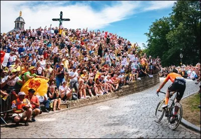 La première étape est toujours très nerveuse (chutes, cassures, adrénaline). Ce Tour 2019 n'échappe pas à la règle et nous avons droit à un sprint en petit comité suite à de nombreuses chutes. Qui remporte à la surprise générale ce sprint et endosse le premier maillot jaune ?