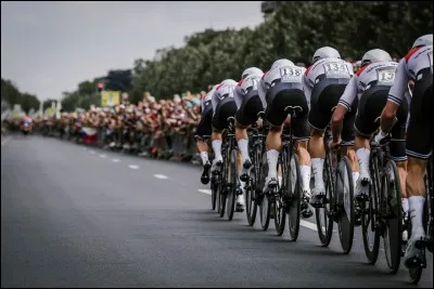 Les premiers écarts entre les favoris vont se faire sur cette seconde étape. En effet, un contre-la-montre par équipe nous est proposé. Quelle équipe va tirer son épingle du jeu et triompher ?