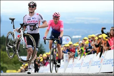 La sixième étape est un rendez-vous capital pour les grimpeurs. C'est le jour de la première arrivée au sommet de ce Tour, et quelle arrivée ! La Planche des Belles Filles est au programme avec son terrible dernier kilomètre avec des passages à 24% sur des cailloux (trop dur pour certains (voir image)). Les images sont fabuleuses et c'est un coureur de l'échappée qui s'impose. De qui s'agit-il ?