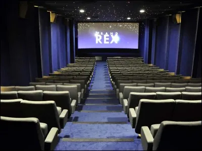 Tu as très envie d'aller voir un film en particulier, mais tous tes amis sont d'accord pour un autre qui ne t'intéresse pas du tout. Que fais-tu ?