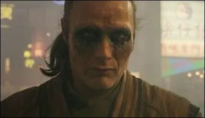 Strange apprend qu'un ancien élève de l'Ancien a volé un parchemin sacré. Comment se nomme l'élève ?