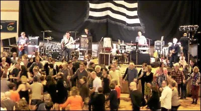 Quelles fêtes bretonnes nocturnes, sont l'objet de danses et de musiques ?