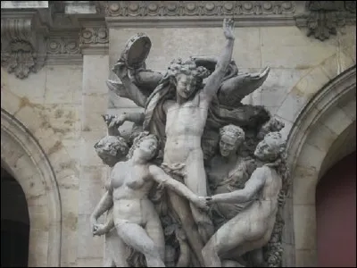 "La Danse" est un groupe en haut-relief en pierre réalisé par Jean-Baptiste Carpeaux. Quelle façade orne-t-il ?