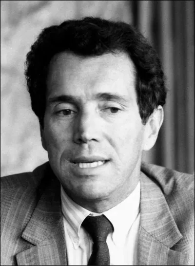 Qui est cet officier de gendarmerie et préfet français, fondateur du GIGN dont la carrière a été entachée par l'affaire des "Irlandais de Vincennes" ?