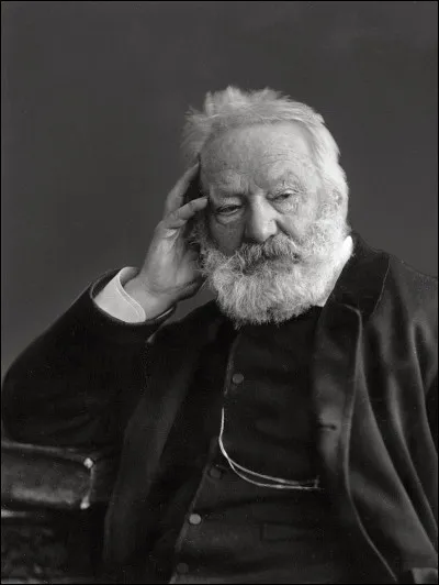 Le poète, dramaturge, écrivain, romancier et dessinateur romantique Victor Hugo se trouve au Panthéon.