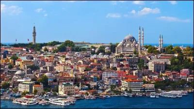 Comment se nommait Istanbul, avant qu'elle soit renommée en 1930 ?