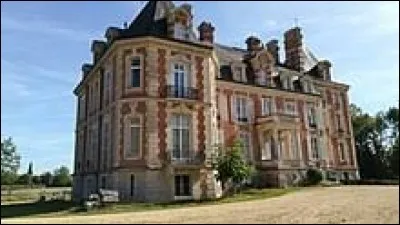 Nous terminons cette balade dans la Sarthe devant ce château, qui abrite la mairie de Nauvay. Petit village de 11 habitants, il se situe en région ...