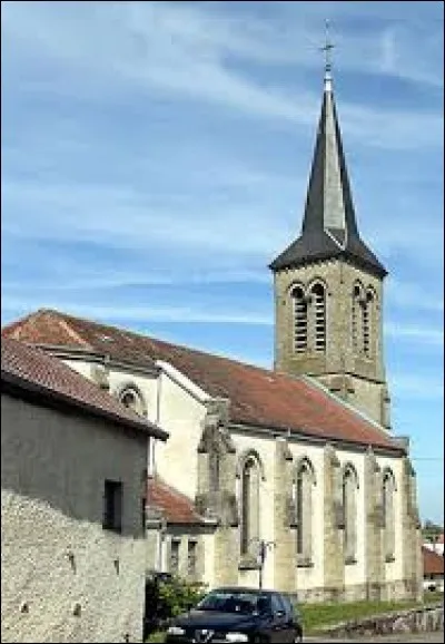 Nous sommes dans le Grand-Est devant l'église de l'Assomption-de-Notre-Dame de Mont-lès-Lamarche. Village de l'ancienne région Lorraine, il se situe dans le département ...