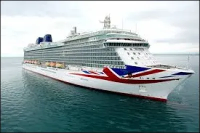 Un grand navire qui transporte principalement des passagers.