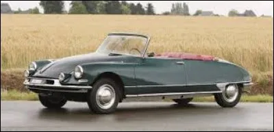 Une voiture avec une capote ou toit escamotable.