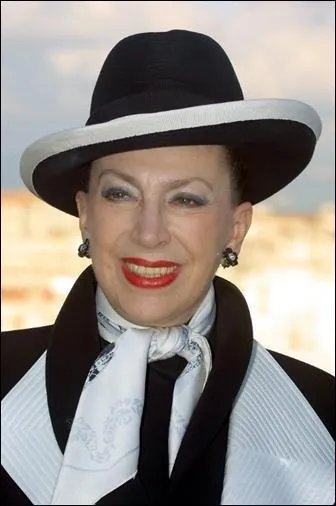 Elle chaperonne les miss France d'une main de fer sous un chapeau noir et blanc :