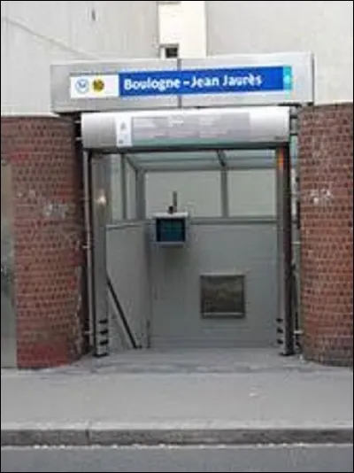 Située entre l'intersection du boulevard Jean Jaurès et celle de la rue Fessart, la station ''Boulogne - Jean Jaurès'' ouvrit ses portes le 3 octobre 1980 sur la ligne 10.
Le 31 juillet 1914, alors que Jean Jaurès dîne au ''café du Croissant'', Raoul Vilain, un nationaliste, passe son bras par la fenêtre et l'abat de deux coups de revolvers. Jugé en 1919, quel sera le verdict ?