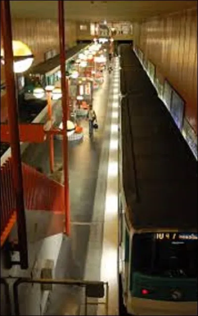 Mise en service le 2 octobre 1981 sur la ligne 10, dont elle est le terminus occidental, la station ''Boulogne - Pont de Saint-Cloud'' se situe à proximité de cet édifice.
Le premier pont connu à cet endroit apparaît en 841, il s'agissait juste d'une passerelle de bois. Démoli en 1556, quel roi fut le premier a construire un pont en pierre, constitué de onze arches de pierre de taille ?