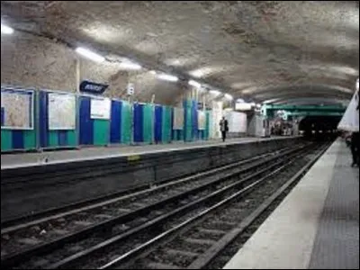 Station de la ligne 3, ''Bourse'' fut mise en service le 19 octobre 1904. Devant sa dénomination à la place du même nom dont elle assure la desserte, quel édifice est édifié à côté ?