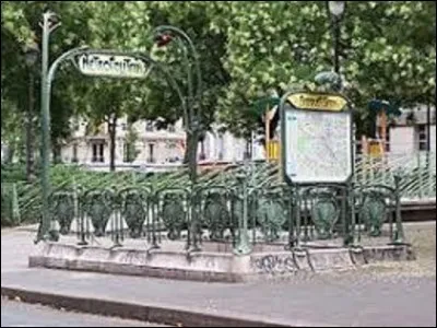 Le 31 décembre 1906 est ouverte sur la ligne 5 la station ''Bréguet - Sabin. Rendant hommage à l'ancien échevin de Paris en 1777, Angelesme de Saint-Savin, elle est dédiée également à la famille Breguet, dont Louis Charles (1880-1955) constructeur d'avion, et qui fait partie des fondateurs de la société Air France. En quelle année cette compagnie fut-elle créée ?