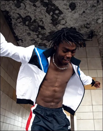 Dans quelle chanson Koba LaD explique en partie son évolution et sa vie ?