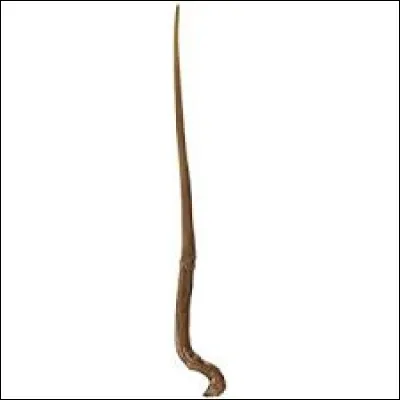 Dans les livres, que fait Ollivander pour vérifier la baguette de Viktor Krum ?