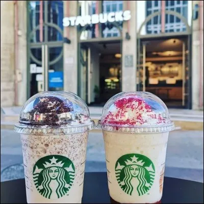 Sur cette photo, on peut voir un Frappuccino donut fraise et un Frappuccino cookies cream.