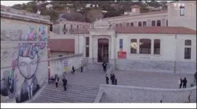 Comment s'appelle le lycée ?