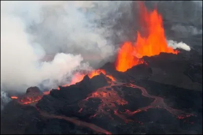 Quel pays d'Europe est parsemé de nombreux volcans en activité ?