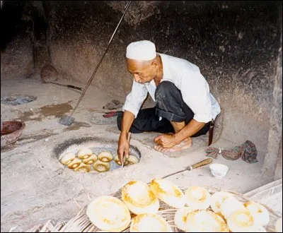 Quel nom porte le pain au levain, originaire de l'Inde, que l'on cuit dans un tandoor ?