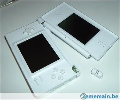 Finalement, tu te rabats sur ta console. Tu te rends compte que ton frère l'a cassée alors qu'elle était neuve et que tu l'avais payée avec ton argent de poche. Que fais-tu ?