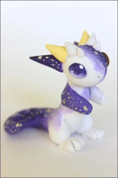 Je ressemble à une mouche bleue brillante. Je suis...