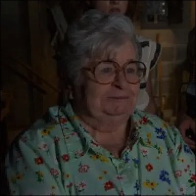 Comment s'appelle la femme âgée que Nancy et Jonathan surprennent en train de manger du terreau ?