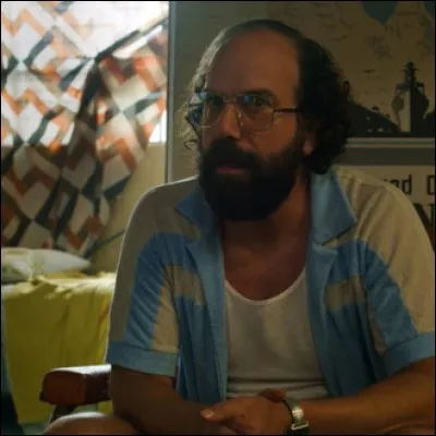 Comment s'appelle l'homme qui traduit ce que dit le Russe ?