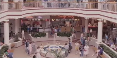 Comment s'appelle le centre commercial introduit dans la saison 3 ?